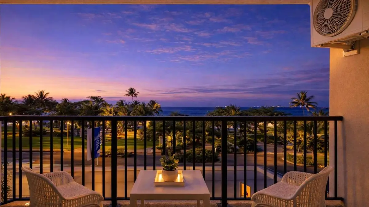 Townsville Strand Studio Apartment with Ocean Views Pool & Parking, Townsville, Australia