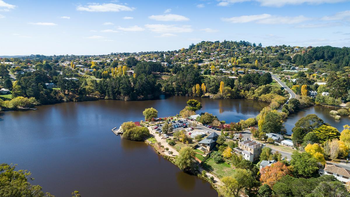 Victoria: Daylesford Hiking Tour with Hepburn Springs Spa & Chocolate Tasting by 