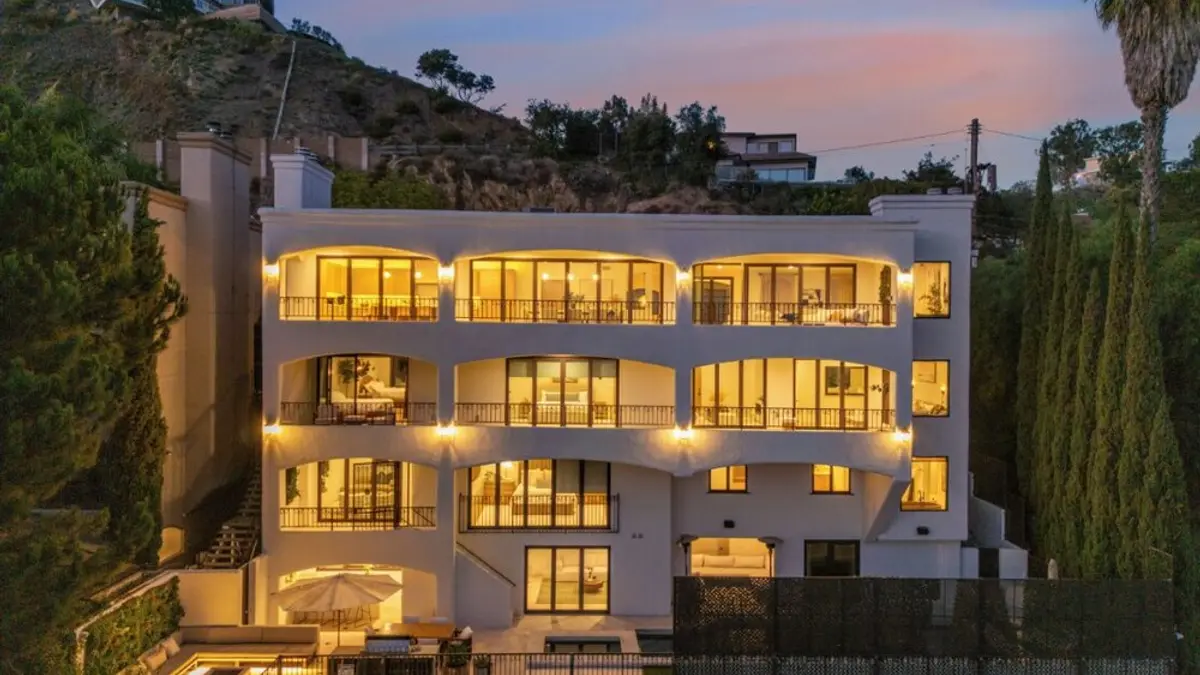 Villa Solea - Mulholland Retreat w/ Pool, Spa & Iconic LA Views, Los Angeles, United States