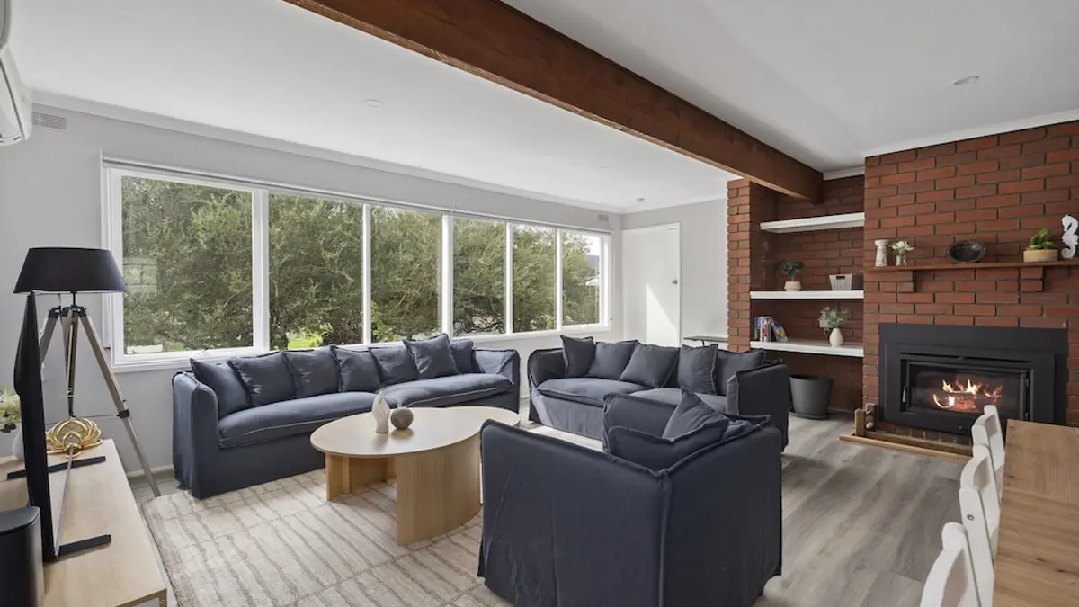 Family Retreat With Fireplace and Garden Views, Melbourne, Australia
