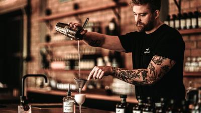 Adelaide Hills: Guided Gin Tasting & Tour at Applewood Distillery with Light Snacks & Welcome Drink