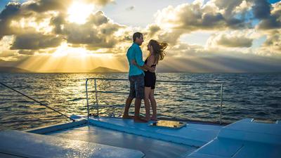 Port Douglas: 1.5-Hour Sunset Sailing Tour Over the Coral Sea with Canapes & Welcome Drink