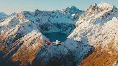 Queenstown: Roundtrip Scenic Flight from Queenstown to UNESCO World Heritage Milford Sound with Two-Hour Unguided Exploration