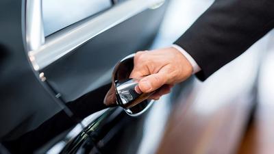 Premium One-Way Private Airport Transfer to Singapore City or Sentosa Island Hotels