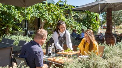 Melbourne: Munari Wines Cellar Door Wine Tasting Experience for Two with Charcuterie Board & Pizza Lunch in Heathcote
