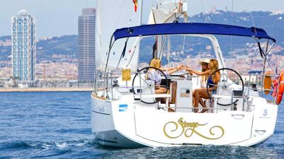 Barcelona: One-Hour Sailing Experience with Glass of Wine & Snacks