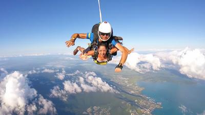 Whitsundays: Thrilling Tandem Skydive Experience up to 8,000ft in Airlie Beach with Return Transfers