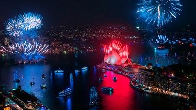 Sydney: Celebrate New Year's Eve aboard a Harbour Cruise with Free-Flow Drinks, Standing Buffet & Fireworks Views