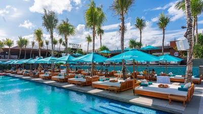 Bali: Atlas Beach Club Admission with 90-Minute Free-Flow Drinks & Pizza to Share