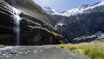 1.5-Hour Milford Sound Helicopter Flight with Exclusive Earnslaw Burn Landing 