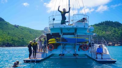 Airlie Beach: Six-Hour Whitsunday Islands Sail, Stand Up Paddleboarding & Snorkel Day Tour with Tropical Lunch 