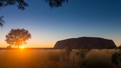 Uluru: Two-Hour Guided Uluru Sunset Experience with a Glass of Wine