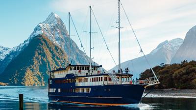 Five-Hour Milford Sound Heli-Cruise-Heli Tour with Picnic & Exclusive Earnslaw Burn Landing