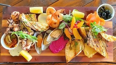 Perth: Savour a Fresh Seafood Platter to Share & Bottle of House Wine for Two in Inglewood