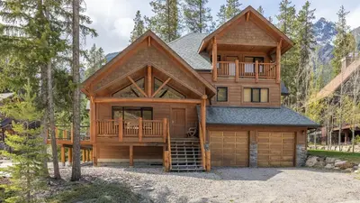 MODERN 4,500 sqft Ski Chalet: 5 Br + 6 Ba | Pool Table | Pool + PRIVATE Hot Tub, Panorama, Canada