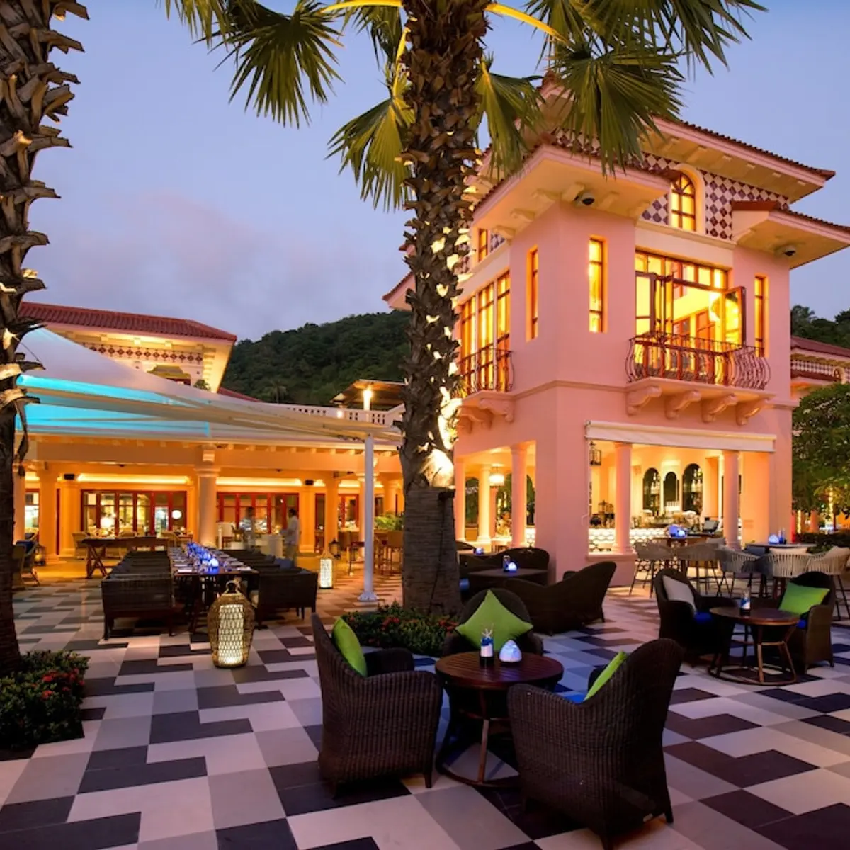 Centara Grand Beach Resort Phuket, Karon, Thailand 7