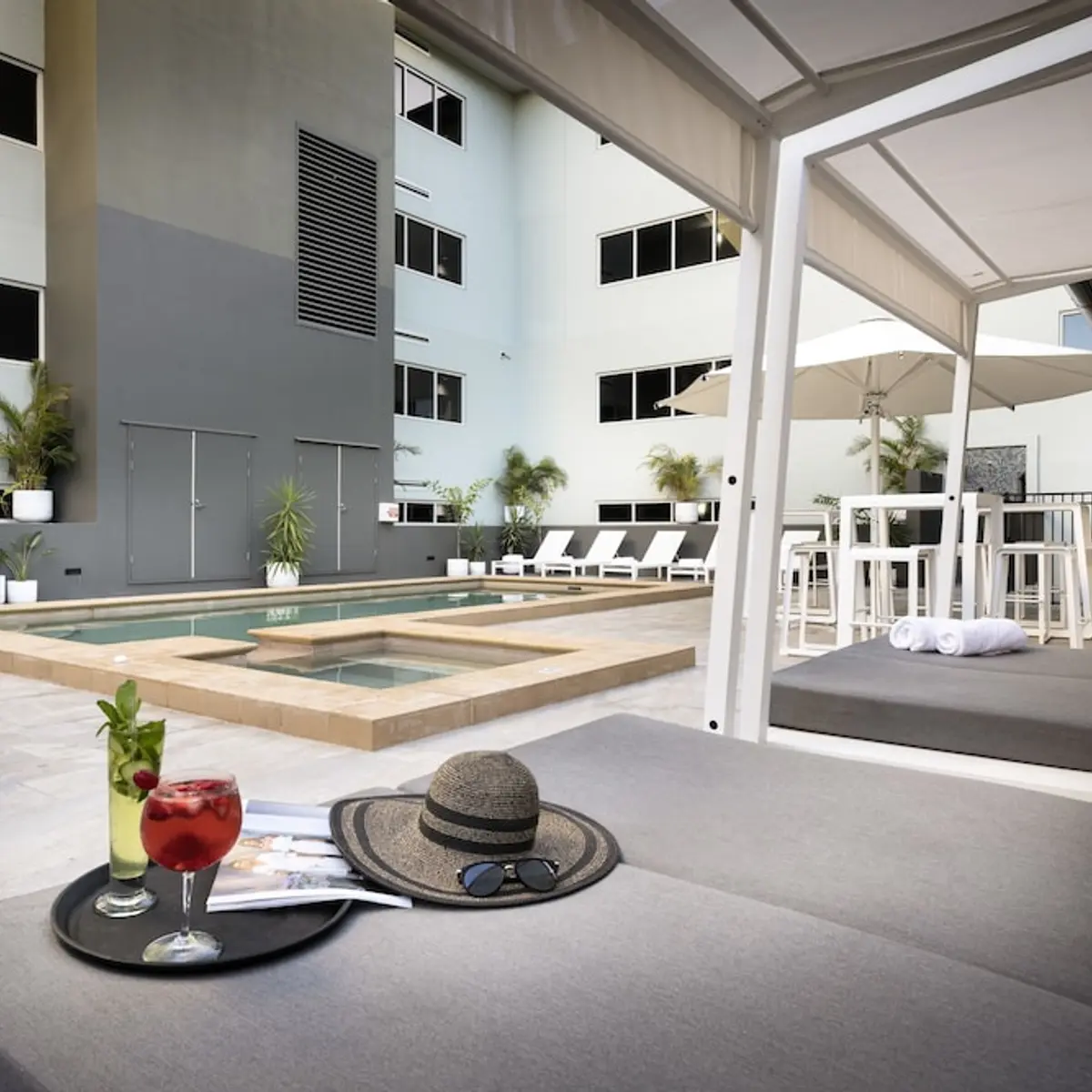 Grand Hotel and Apartments Townsville, South Townsville, Australia 5