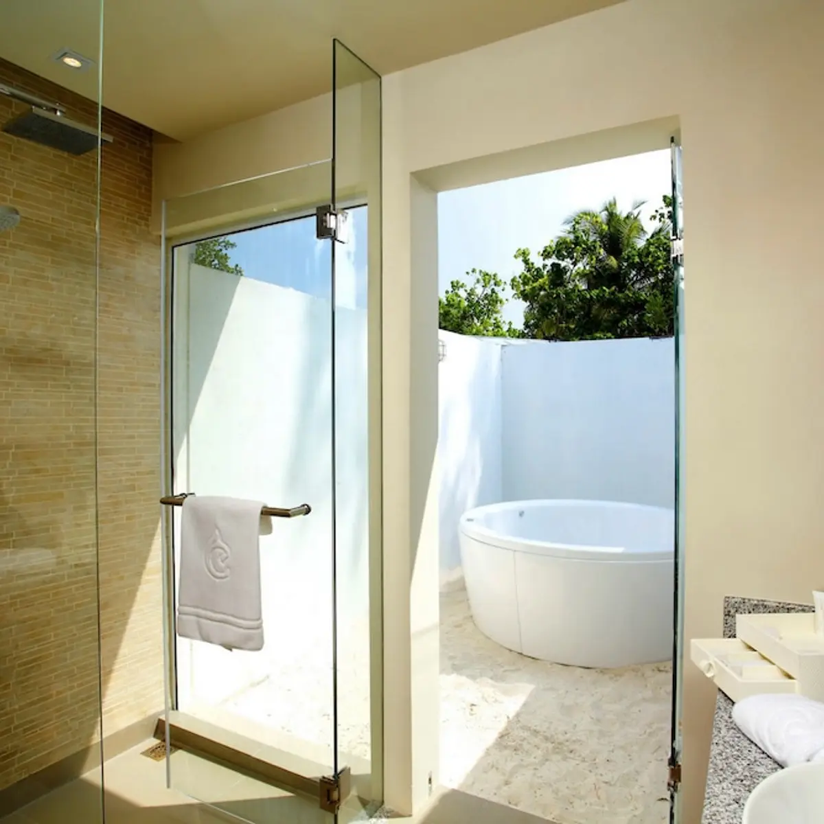 Centara Ras Fushi Resort & Spa Maldives, Giravaru, Maldives 4