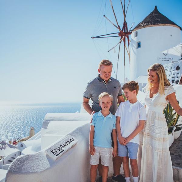 Santorini: Exclusive Professional Photoshoot Packages at Your Chosen Location with Edited Photo Gallery 1