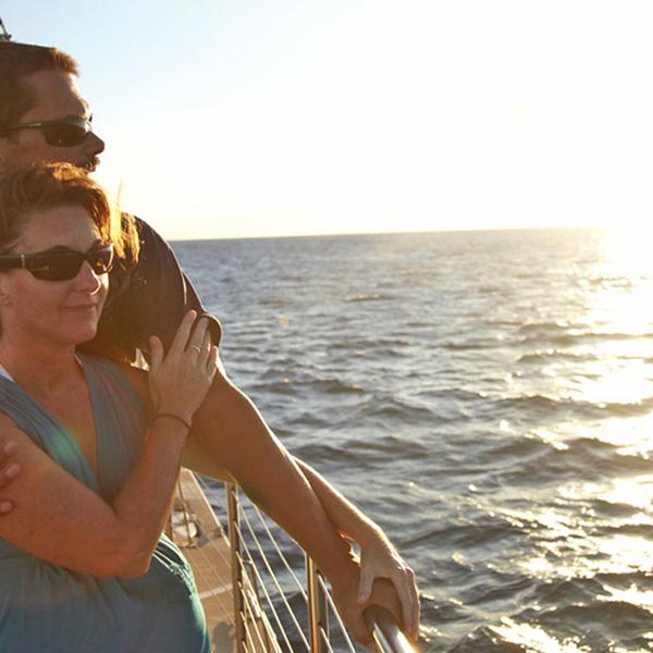 Honolulu: Barefoot Sunset Cruise from Waikiki with Dinner, Drinks & Transfers 2