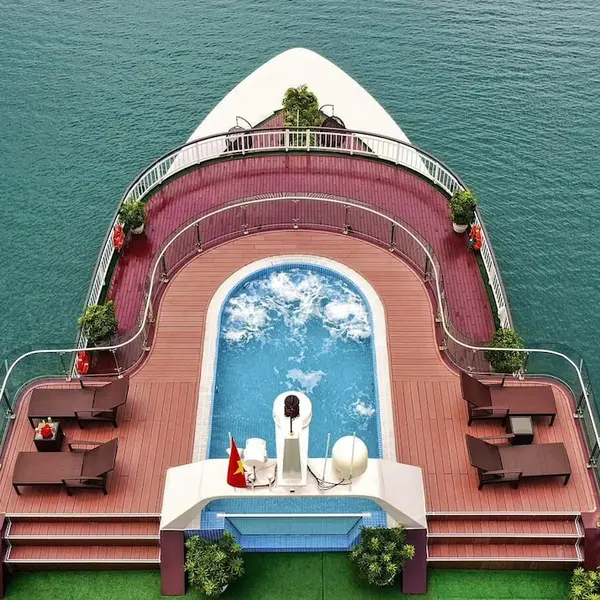 Dora Cruise, Ha Long, Vietnam 4