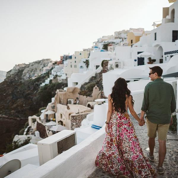Santorini: Exclusive Professional Photoshoot Packages at Your Chosen Location with Edited Photo Gallery 5