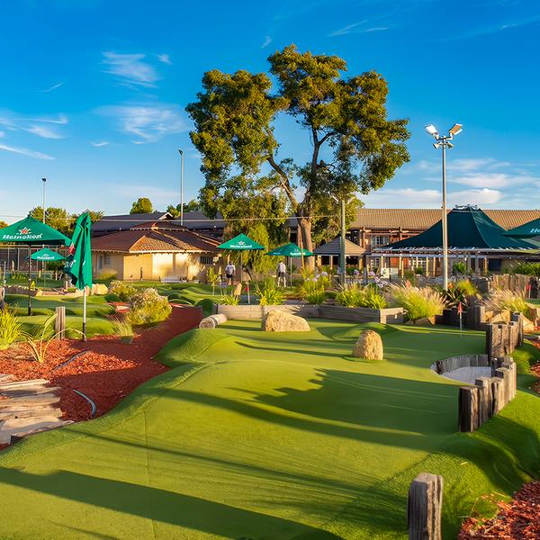 Perth: Guided Kangaroo Safari Sunset Tour with 18-Holes of Mini Golf & Drink  3