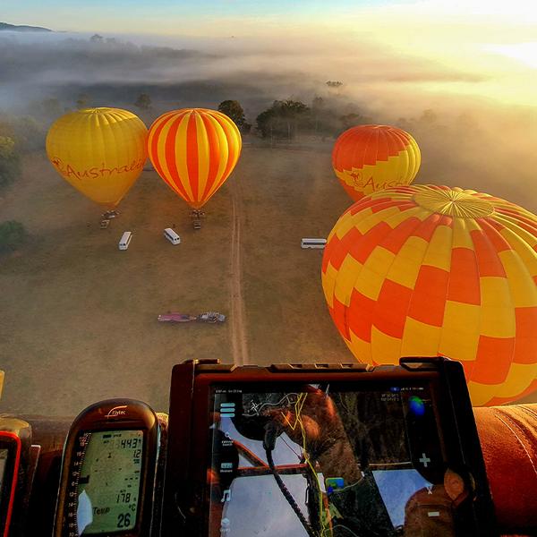 Gold Coast: Early Morning Hot Air Balloon Flight with Vineyard Breakfast & Sparkling Wine 2