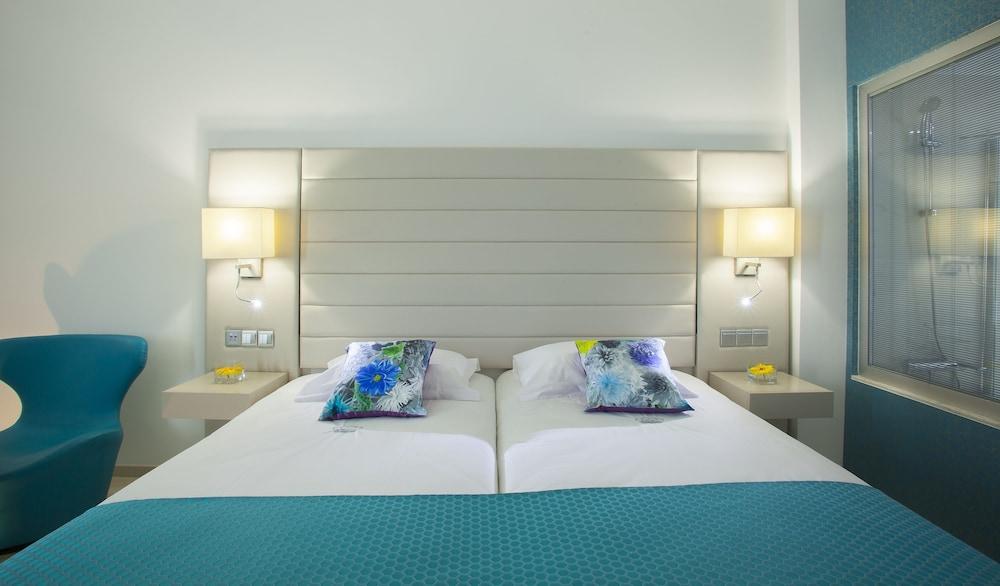 image 2 at King Evelthon Beach Hotel & Resort by Chloraka Avenue P.O. Box 61415 Paphos 8134 Cyprus
