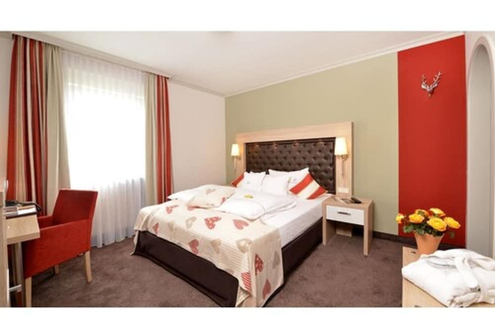 image 1 at Lohmann's Romantik Hotel Gravenberg by Elberfelderstrasse 45 Langenfeld (Rheinland) NRW 40764 Germany