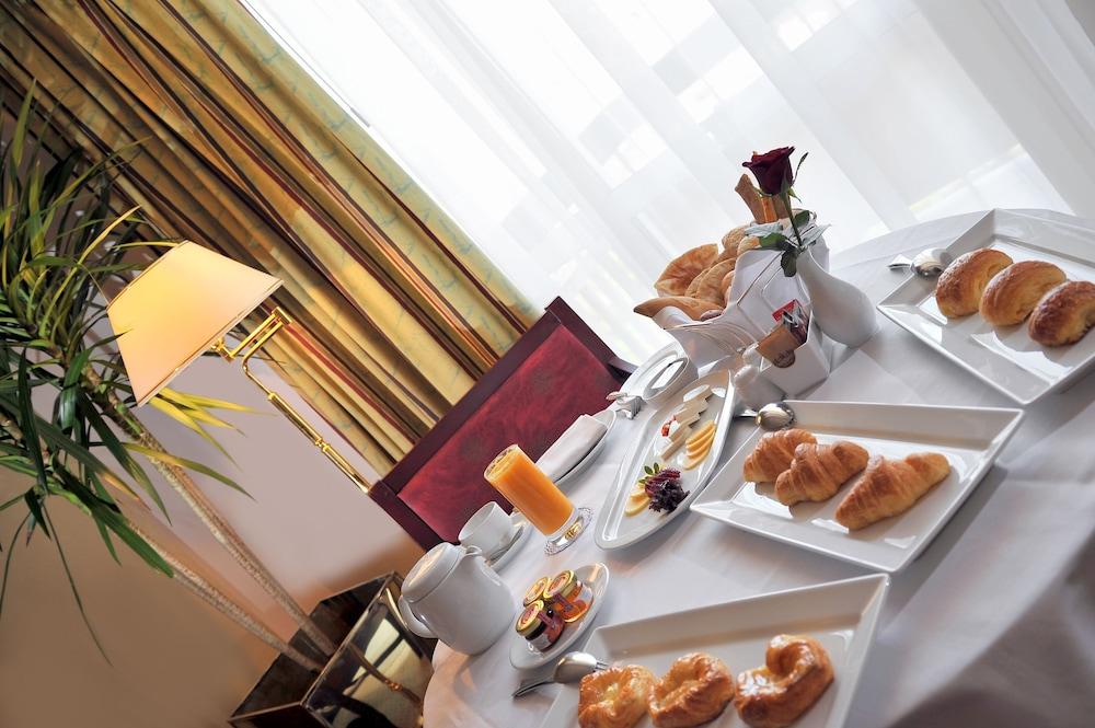 image 2 at Safir Hotel Cairo by Orman, El Missaha Square Dokki Giza Giza 12611 Egypt