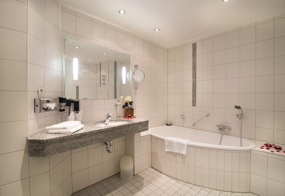 image 8 at Hotel VierJahreszeiten am Seilersee by Seilerwaldstraße 10 Iserlohn NW 58636 Germany