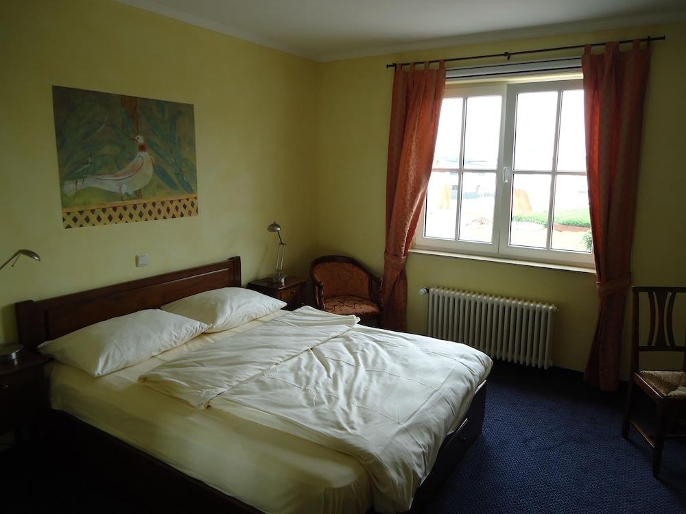 image 1 at Hotel Landhaus Milser by Zur Sandmuehle 2 Duisburg NW 47259 Germany