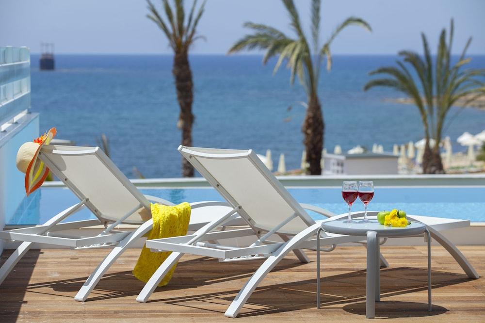 image 2 at King Evelthon Beach Hotel & Resort by Chloraka Avenue P.O. Box 61415 Paphos 8134 Cyprus