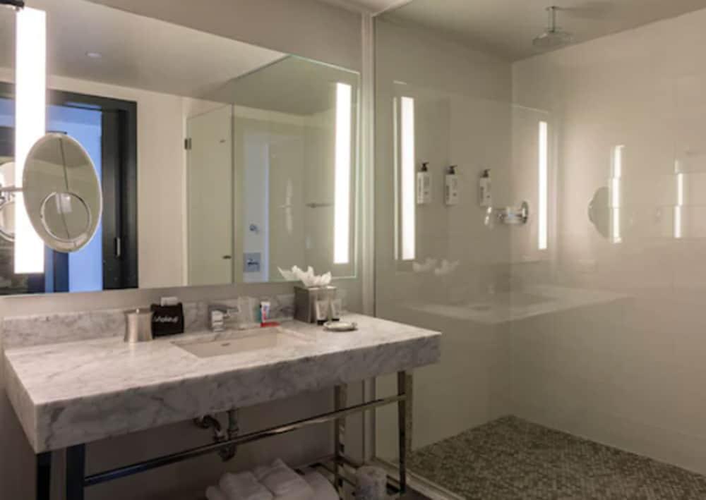 image 10 at The Fontaine by 901 W. 48th Place Kansas City MO Missouri 64112 United States