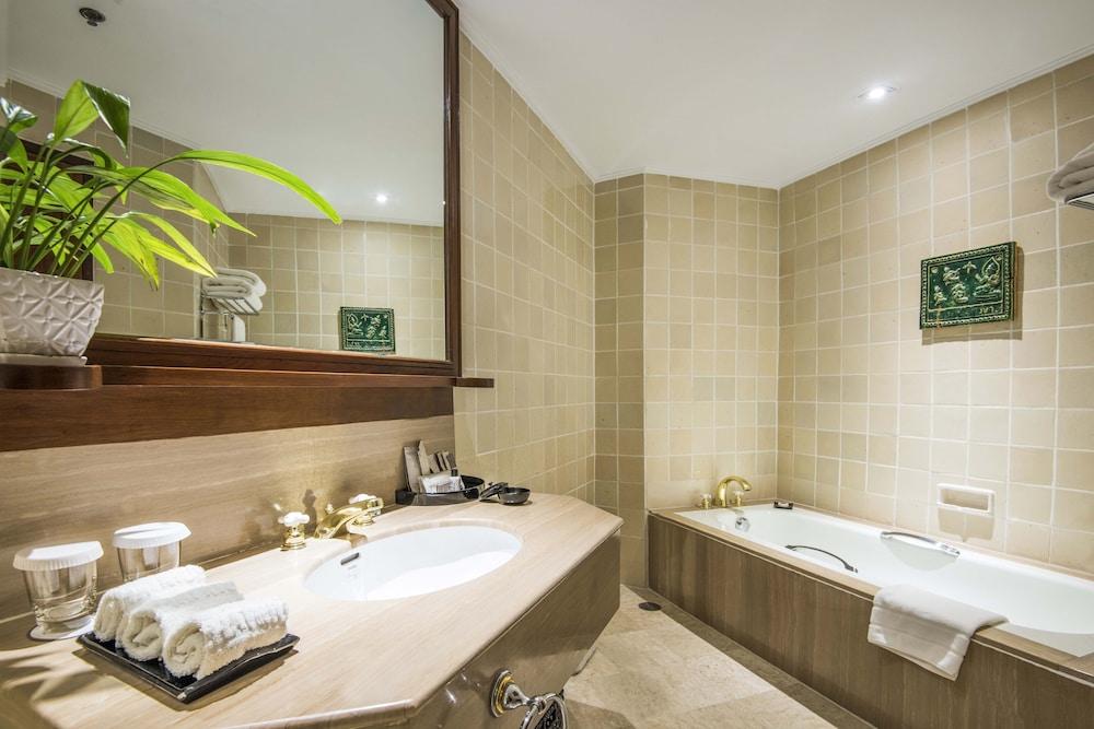 image 5 at Chatrium Hotel Royal Lake Yangon by 40, Natmauk Road, Tamwe Township Yangon 11211 Myanmar [Burma]