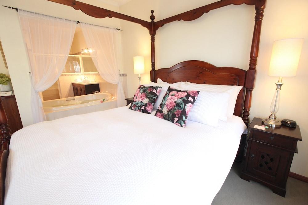 image 1 at Wine and Roses B&B by 39 Caffrey Street Mclaren Vale SA South Australia 5171 Australia