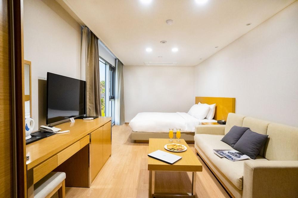 image 3 at Uni Hotel Jeju by 656, Aewolhaean-ro Aewol-eup Jeju City Jeju 695-905 South Korea