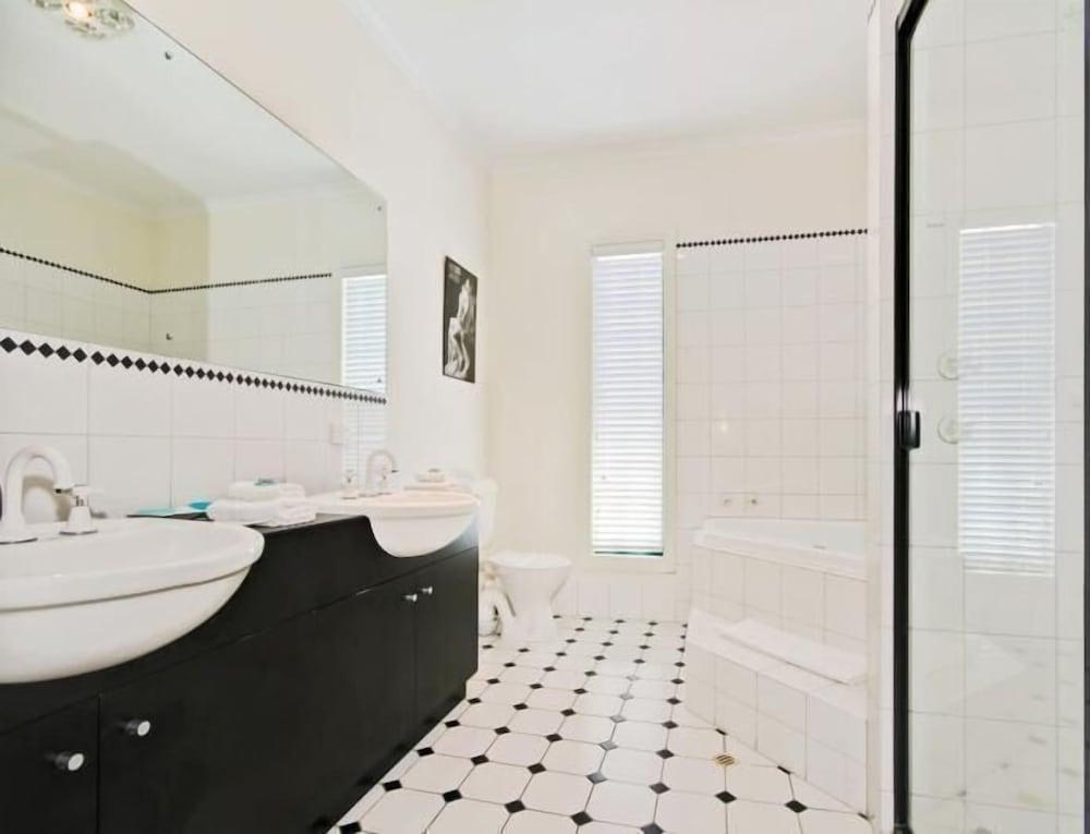 image 5 at Wine and Roses B&B by 39 Caffrey Street Mclaren Vale SA South Australia 5171 Australia