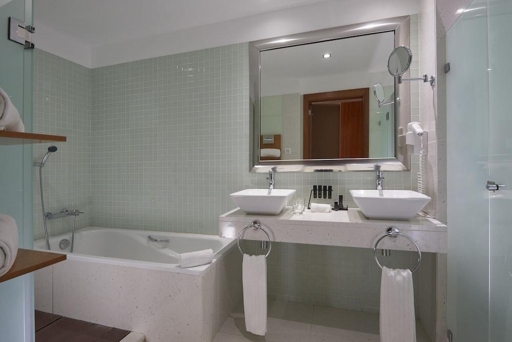 image 5 at Melia Madeira Mare by Rua Leichlingen, nº 2-4 Funchal 9000-003 Portugal