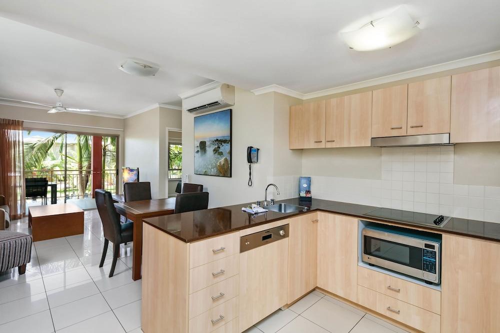 image 2 at Mantra Amphora by 49-63 Williams Esplanade Palm Cove QLD Queensland 4879 Australia
