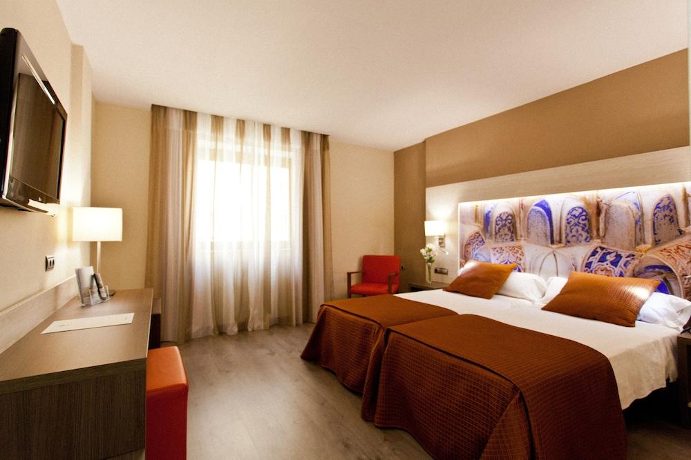image 2 at Hotel Porcel Sabica by Pedro Antonio De Alarcon 10 Granada Granada 18005 Spain