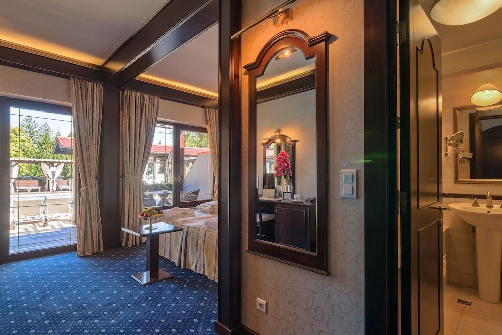 image 1 at Hotel Snagov Club by Strada Aleea Nufarului nr. 1B Ilfov Snagov 077165 Romania