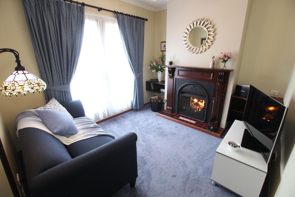 image 2 at Wine and Roses B&B by 39 Caffrey Street Mclaren Vale SA South Australia 5171 Australia