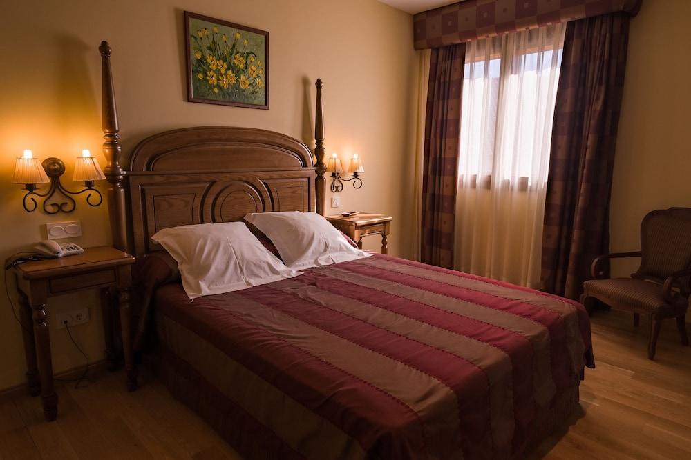 image 1 at Hotel Restaurante Venta Juanilla by Ctra. Madrid-Irun, km 99 Santo Tome del Puerto Segovia 40590 Spain
