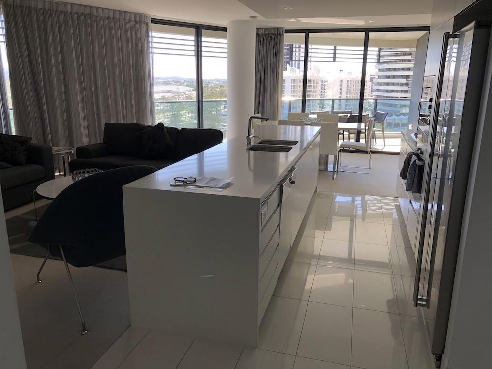 image 9 at Large Apartment at Oracle Resort by 19 Elizabeth Ave Broadbeach QLD Queensland 4218 Australia