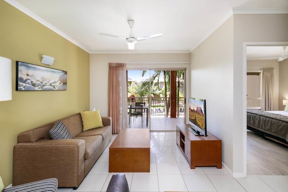 image 3 at Mantra Amphora by 49-63 Williams Esplanade Palm Cove QLD Queensland 4879 Australia
