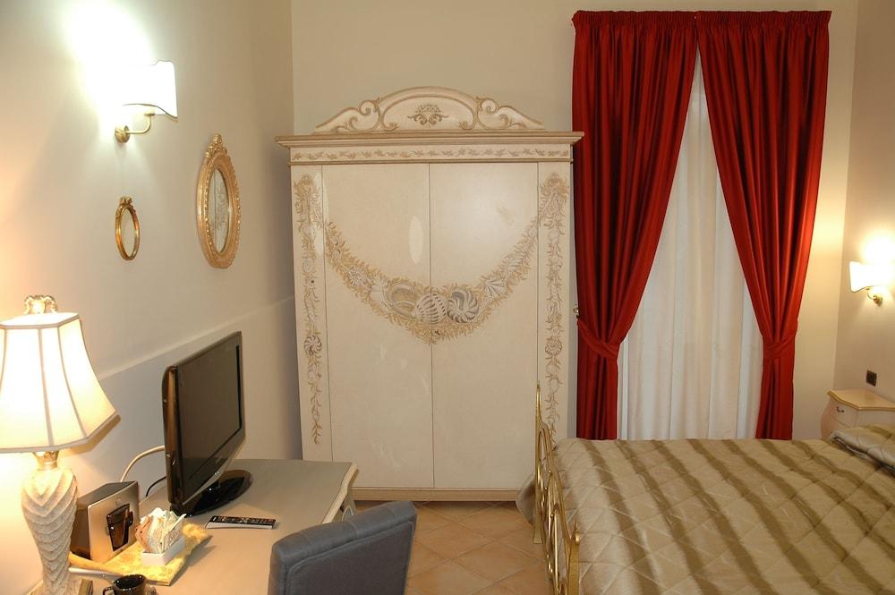 image 4 at Charme Hotel Villa Principe di Fitalia by Via Traversa Tonnara di Terrauzza, 38 Syracuse SR 96100 Italy