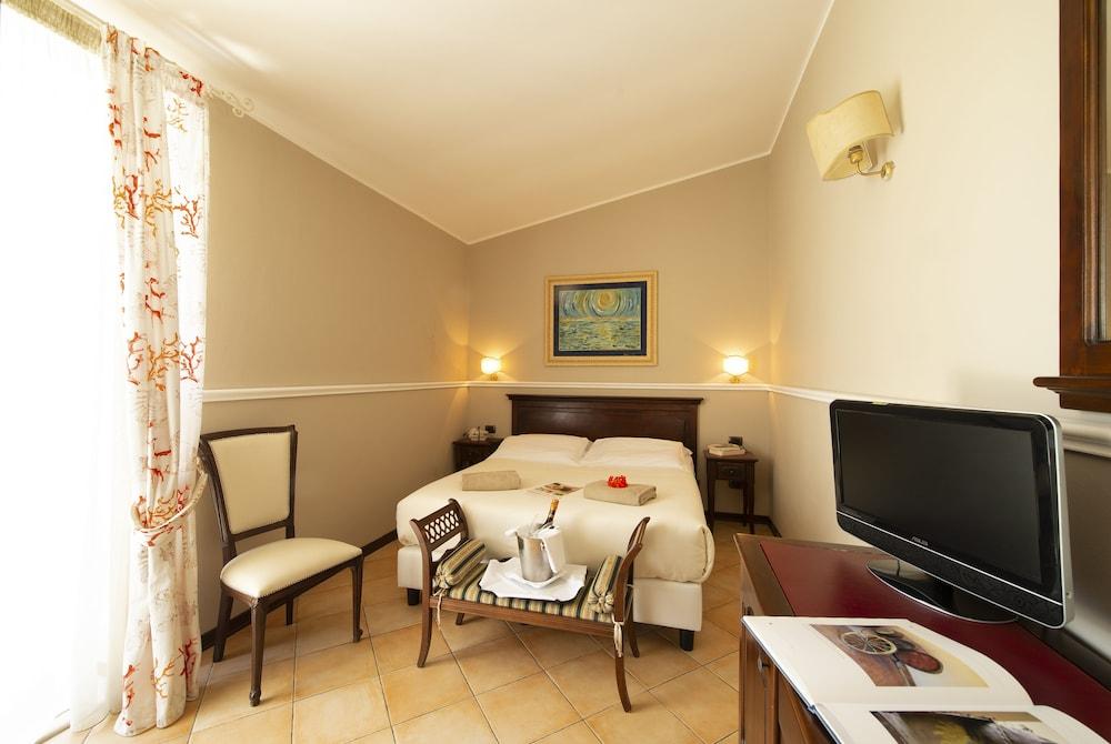 image 1 at Charme Hotel Villa Principe di Fitalia by Via Traversa Tonnara di Terrauzza, 38 Syracuse SR 96100 Italy