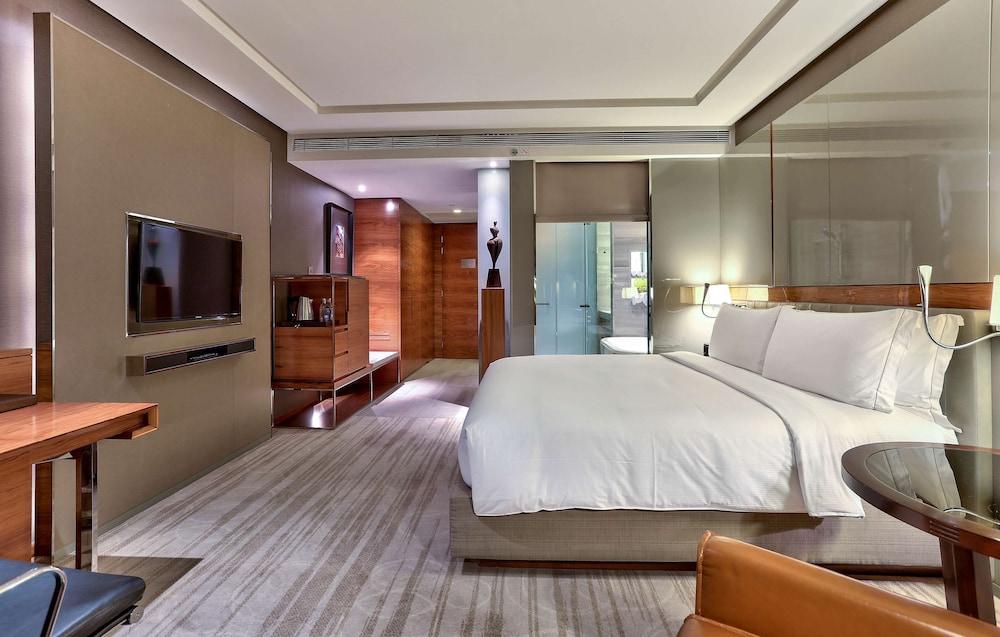 image 3 at Hilton Sukhumvit Bangkok by 11 Sukhumvit Soi 24 Khlong Ton, Khlong Toei Bangkok Bangkok 10110 Thailand